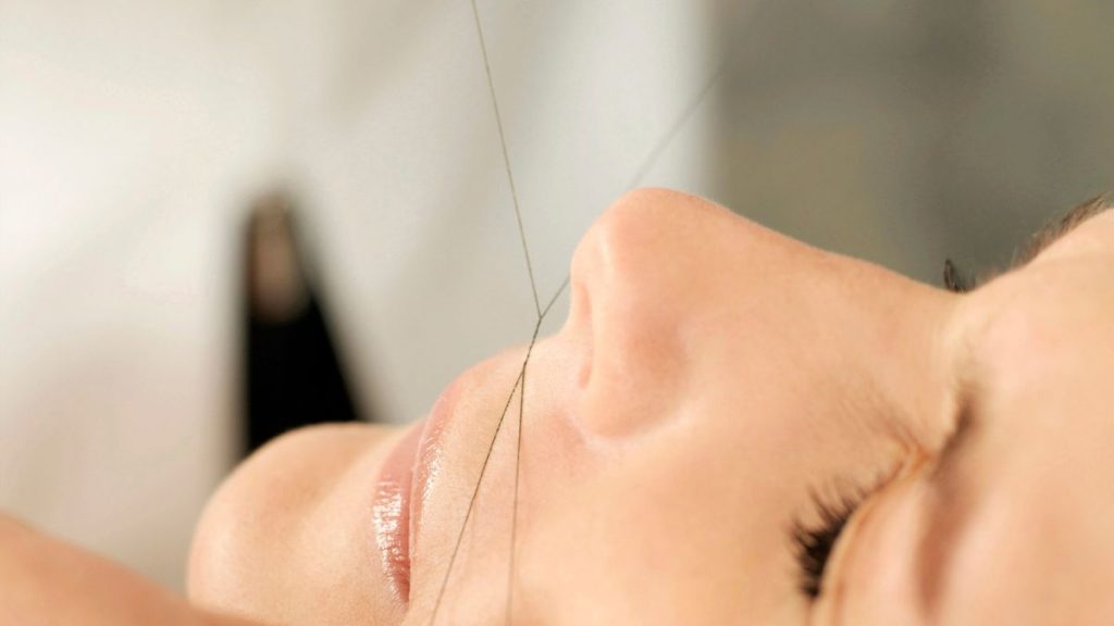 depilación facial con hilo